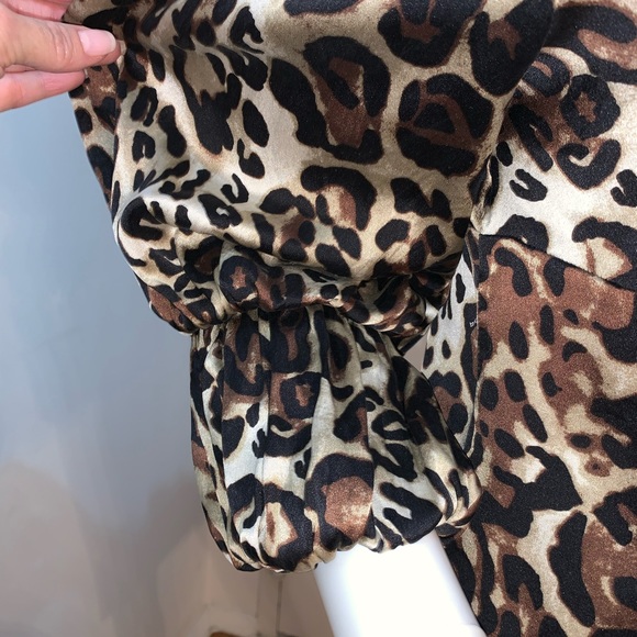 Bebe Leopard Pinup Style Blouse /shirt - Picture 5 of 6